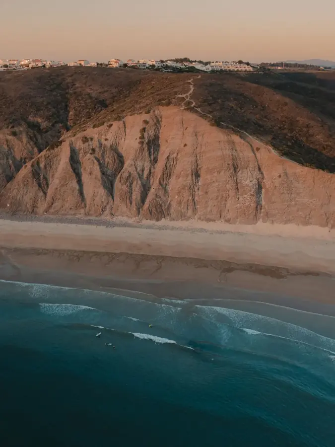Falesie e onde della costa di Aljezur viste dall'alto al tramonto