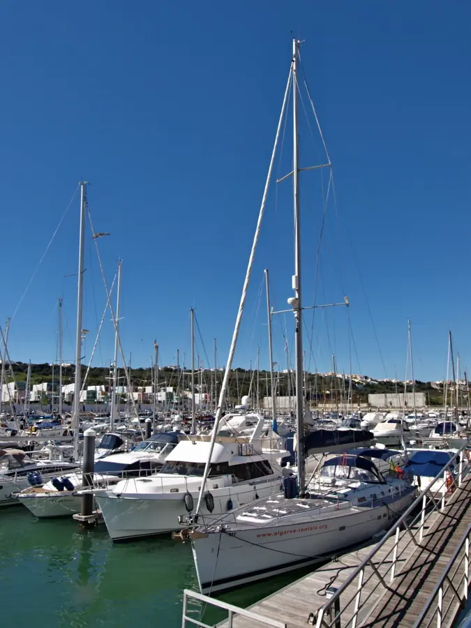 Yacht e barche a vela ormeggiati in una marina dell'Algarve