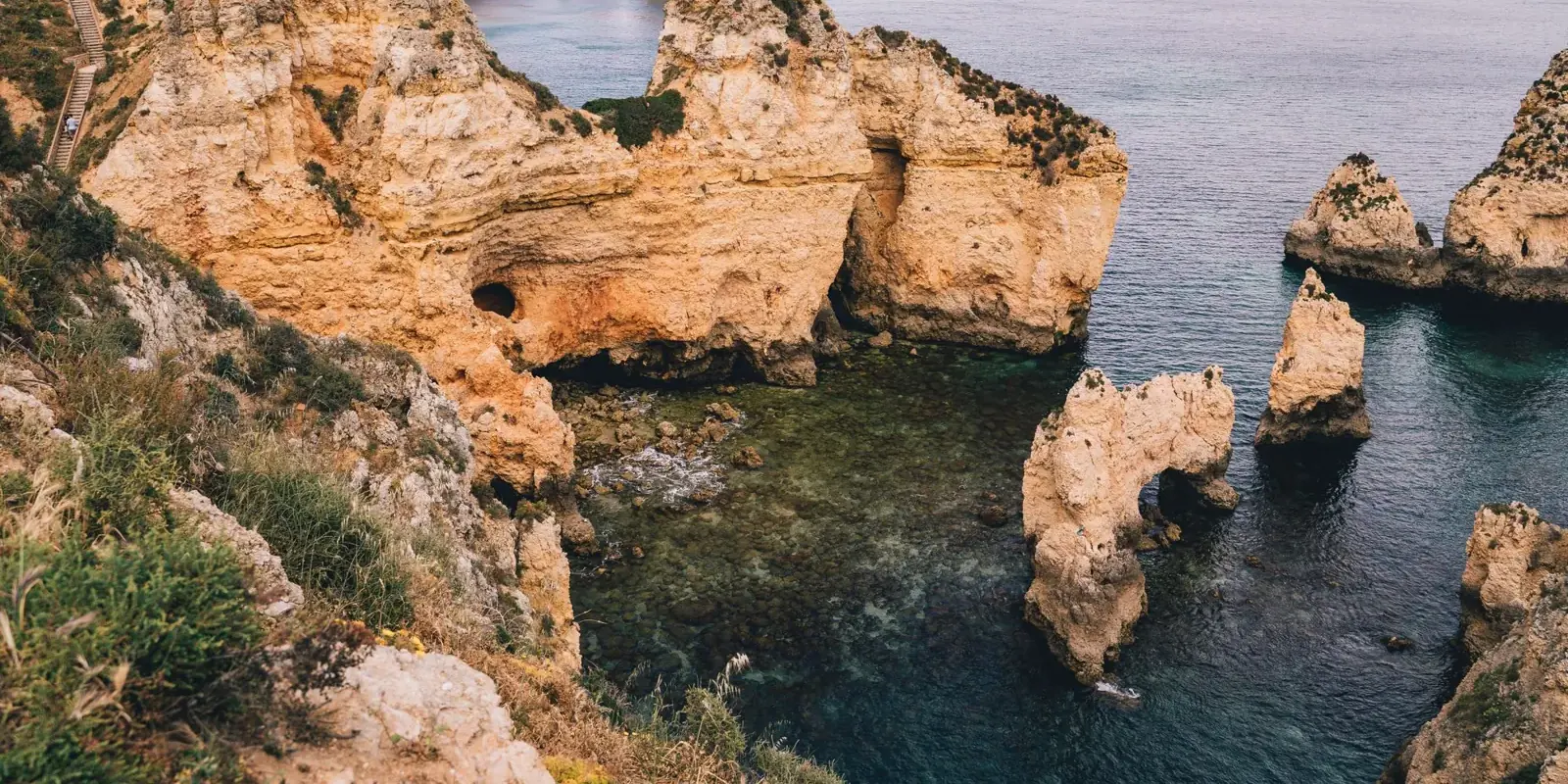 Faraglioni, archi e scogliere dorate della Ponta da Piedade a Lagos