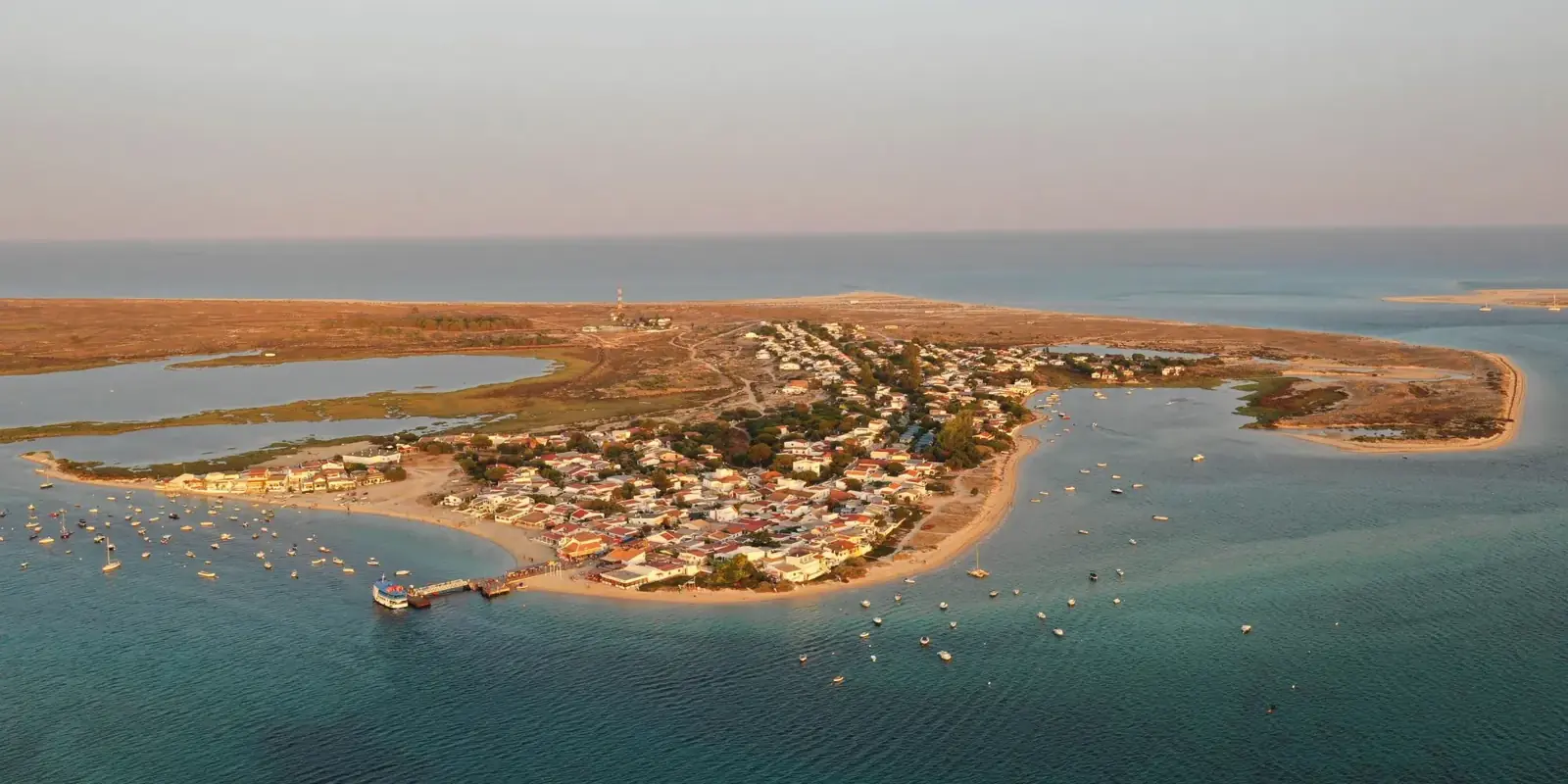 L'isola barriera della Culatra vista dall'alto, tra la laguna e l'oceano