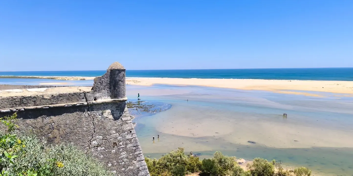 La garitta della fortezza di Cacela Velha sopra la Ria Formosa con la bassa marea e la spiaggia sull'oceano