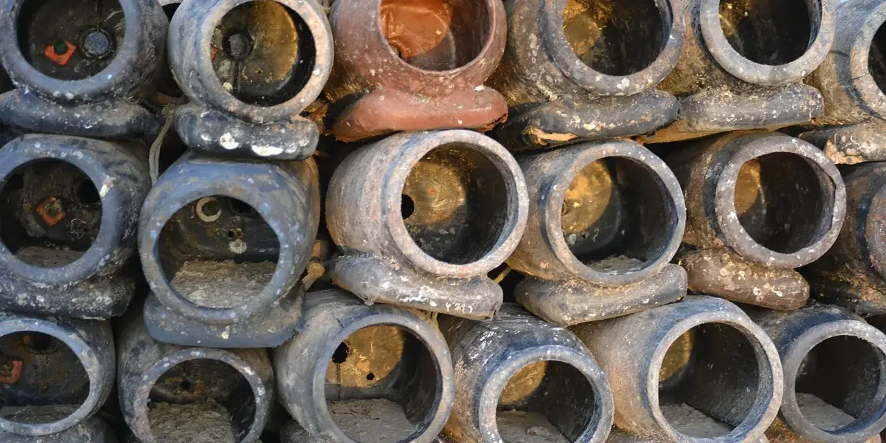 Le anfore di terracotta per la pesca del polpo accatastate sul molo della Fuzeta