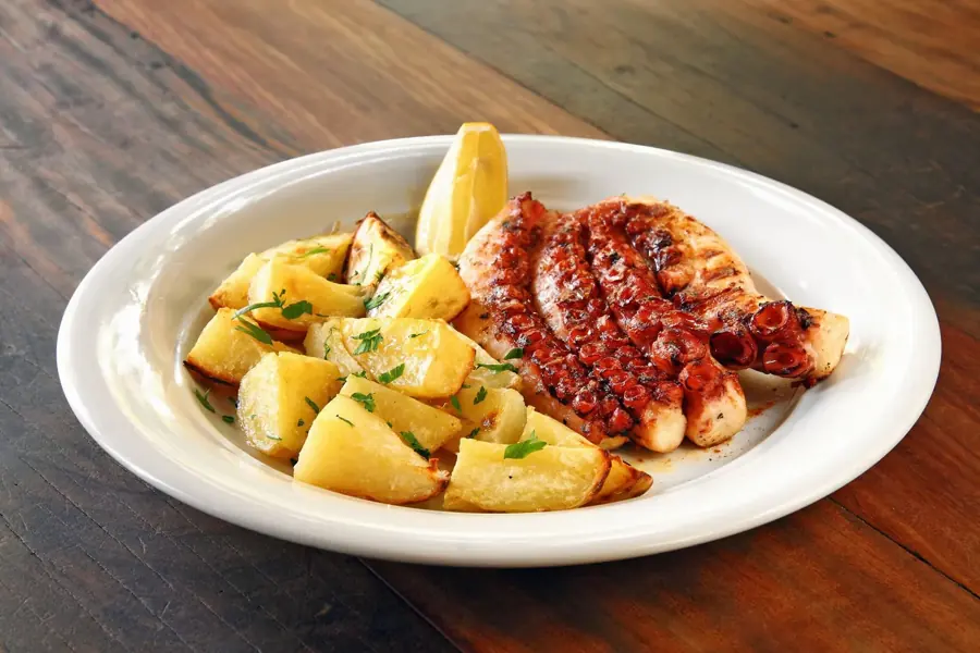 Polpo alla griglia con patate arrosto e limone