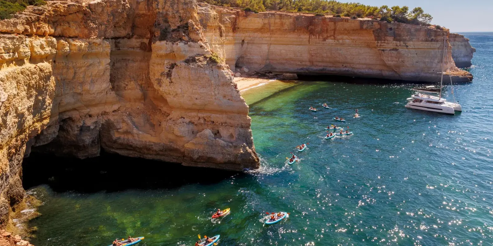 Kayak e barche sotto le scogliere di Lagoa, tra grotte e acqua verde smeraldo