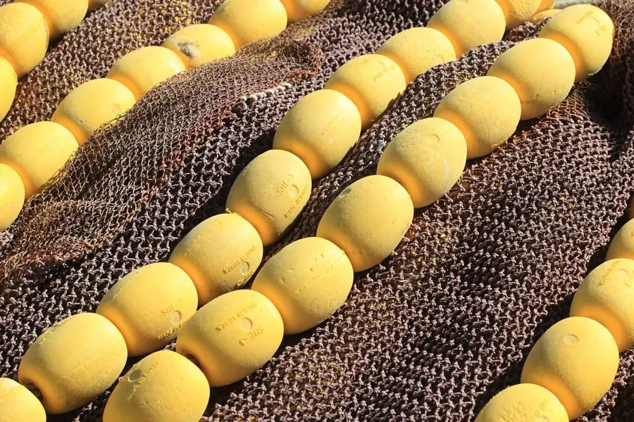 Reti da pesca e galleggianti gialli nel porto di Olhão