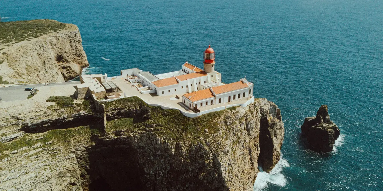 Il faro del Capo San Vincenzo sulle falesie a picco sull'Atlantico