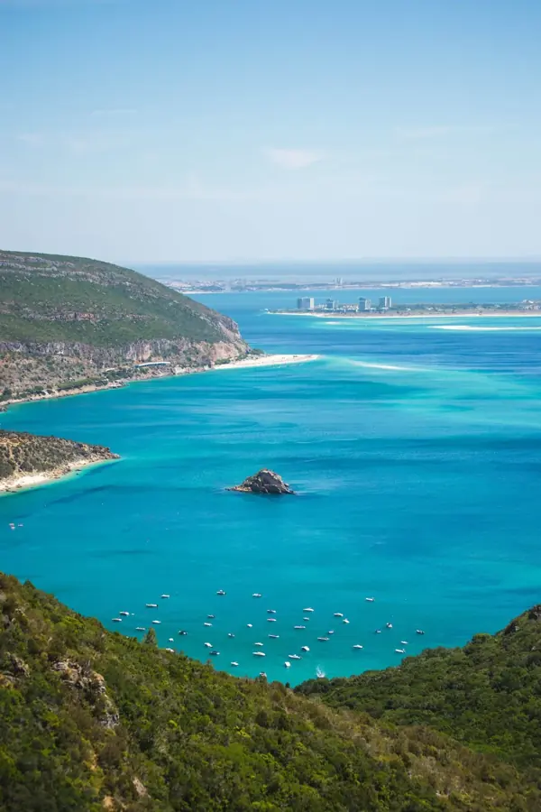 Le acque turchesi dell'Arrábida con le barche all'ancora, verso la penisola di Tróia
