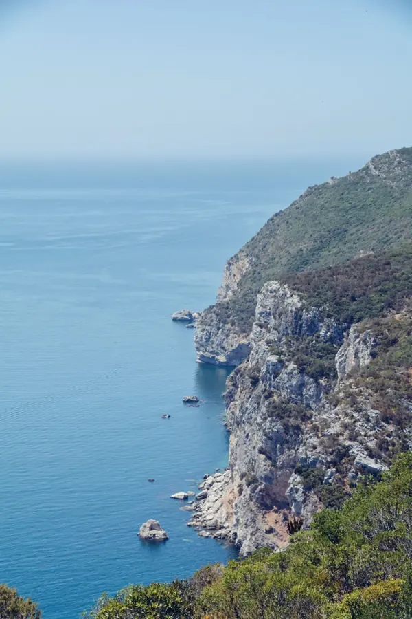 Le scogliere della Serra da Arrábida a picco sul mare