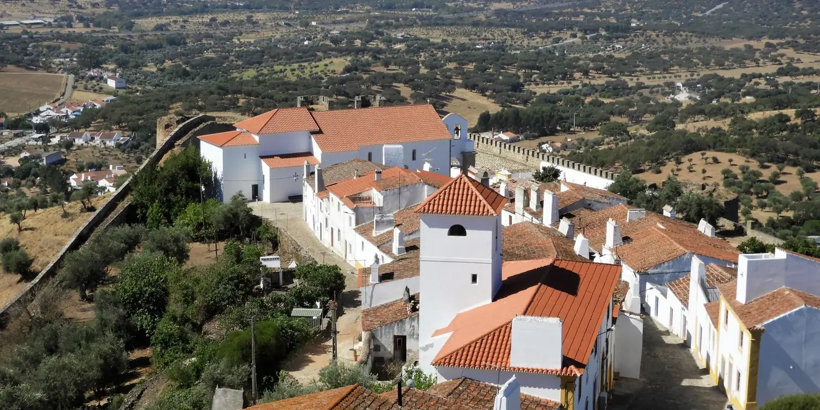 Le case bianche di Evoramonte e la pianura dell'Alentejo punteggiata di querce