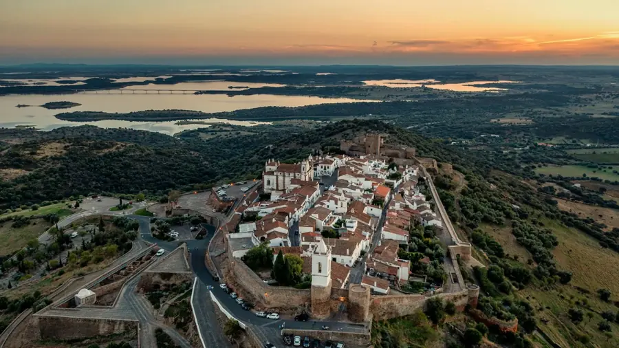 Monsaraz sulla collina al tramonto e il lago di Alqueva visti dall'alto