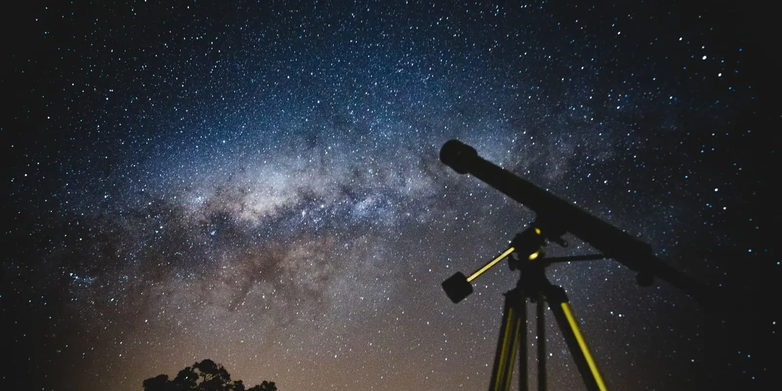 Un telescopio sotto la Via Lattea in un cielo pieno di stelle