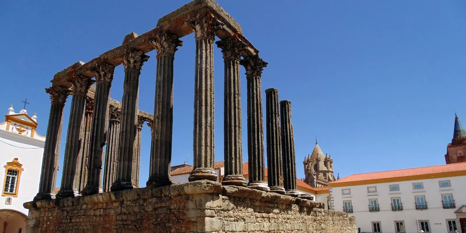Le colonne del tempio romano di Évora sotto il cielo azzurro