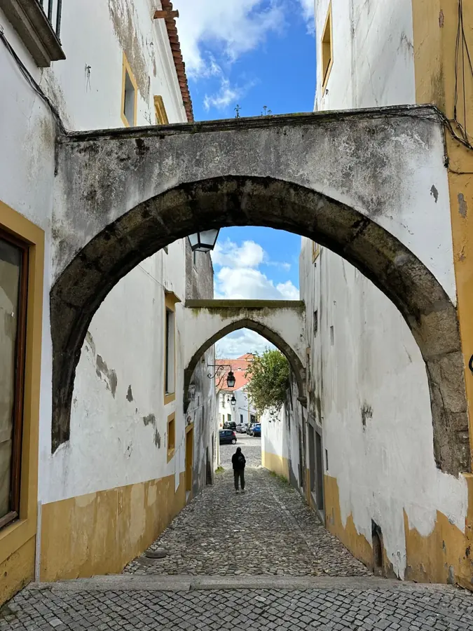 Un vicolo ad archi nel centro storico di Évora, tra case bianche e gialle