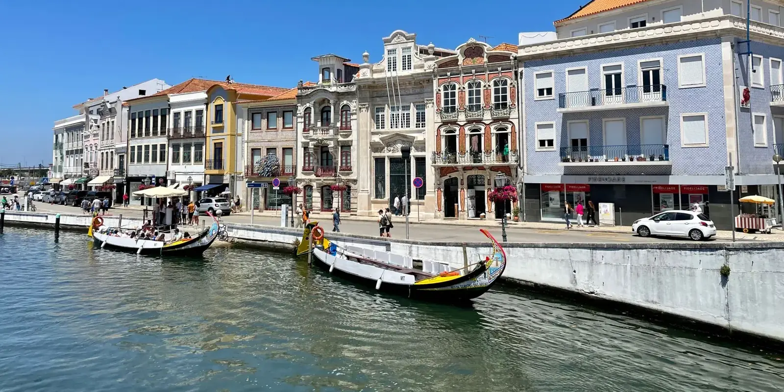 I moliceiri colorati sul canale centrale di Aveiro, davanti alle facciate art nouveau