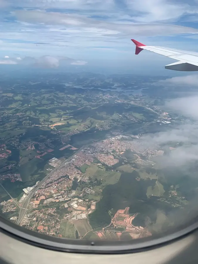 Paesaggio del nord del Portogallo visto dal finestrino di un aereo, con l'ala tra le nuvole