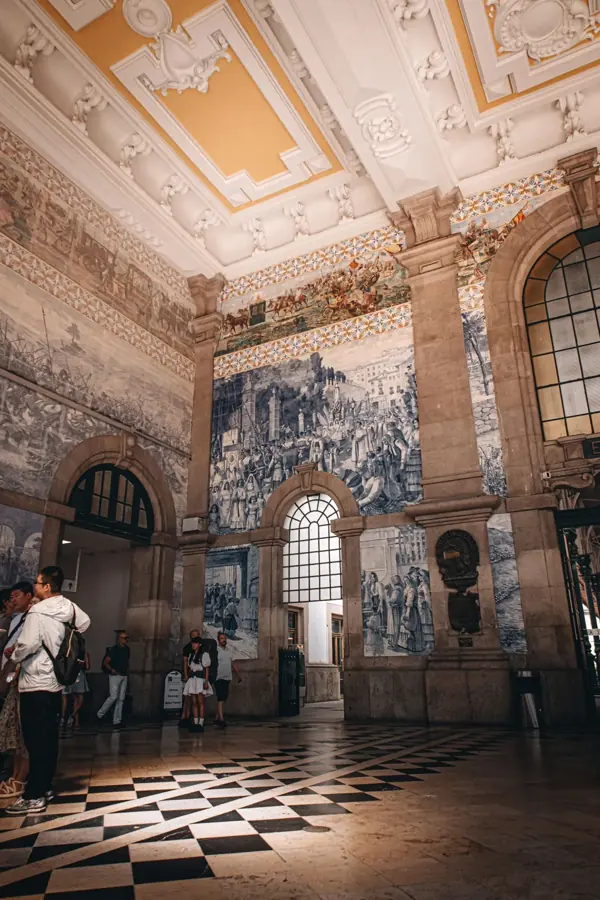 L'atrio della stazione di São Bento a Porto con le pareti di azulejos bianchi e blu