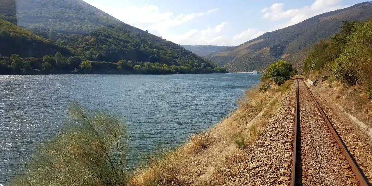 I binari della linea del Douro corrono lungo il fiume tra le colline