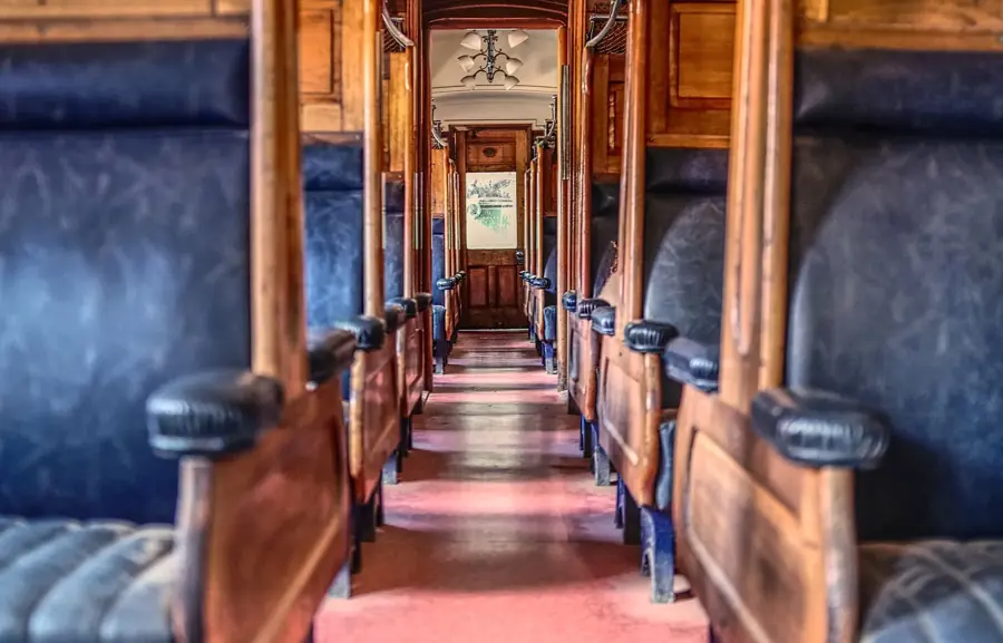 L'interno di una carrozza d'epoca, con pannelli in legno e sedili in pelle