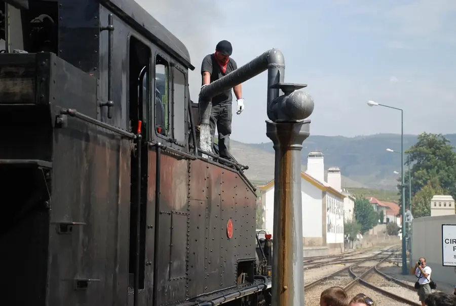 La locomotiva a vapore del treno storico del Douro ferma in stazione