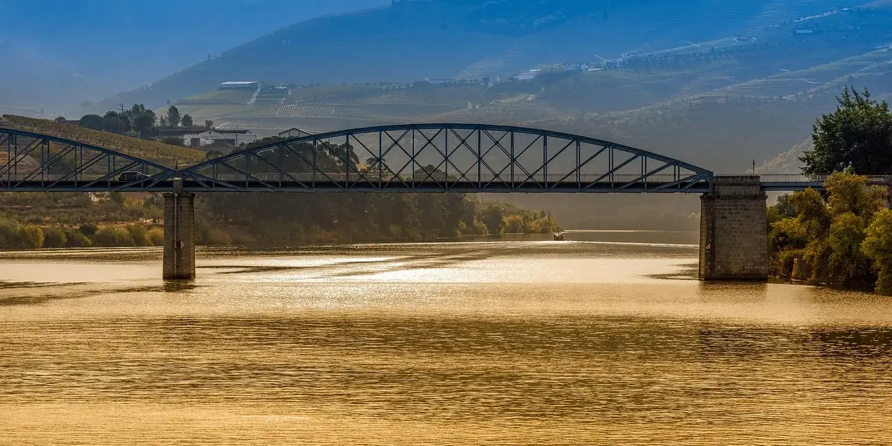 Il ponte in ferro di Pinhão sul Douro nella luce dorata del tramonto