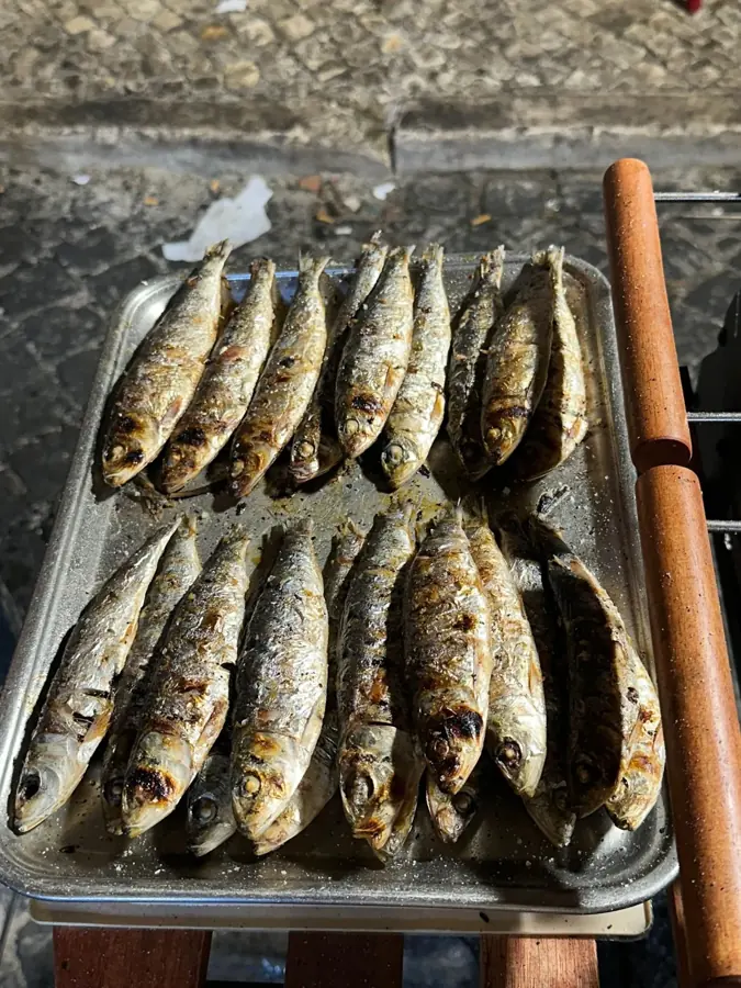 Sardine appena grigliate su un vassoio, alla portoghese