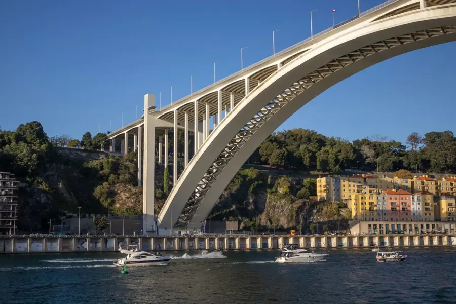 Il ponte dell'Arrábida sul Douro a Porto, con le case colorate lungo la riva