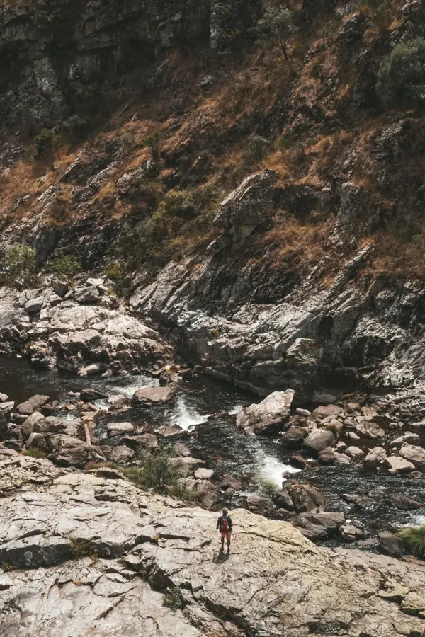 Un torrente tra massi e pareti di roccia nella zona di Arouca