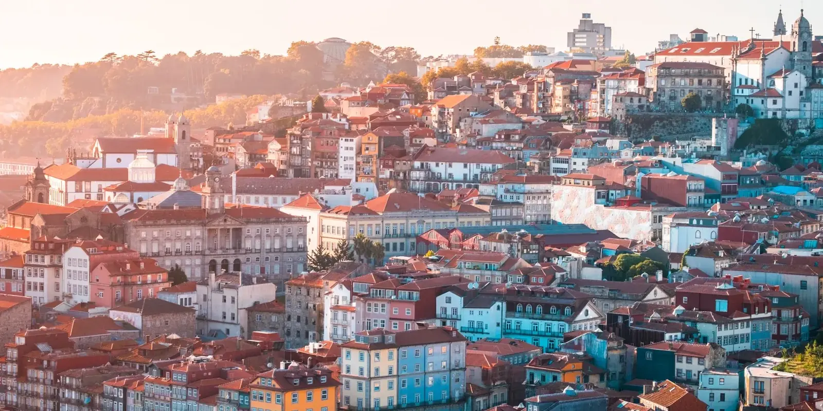 I tetti rossi e le facciate colorate del centro storico di Porto nella luce calda della sera
