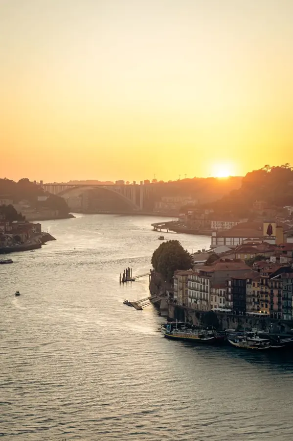 Il Douro al tramonto verso la foce, tra la Ribeira di Porto e il ponte dell'Arrábida